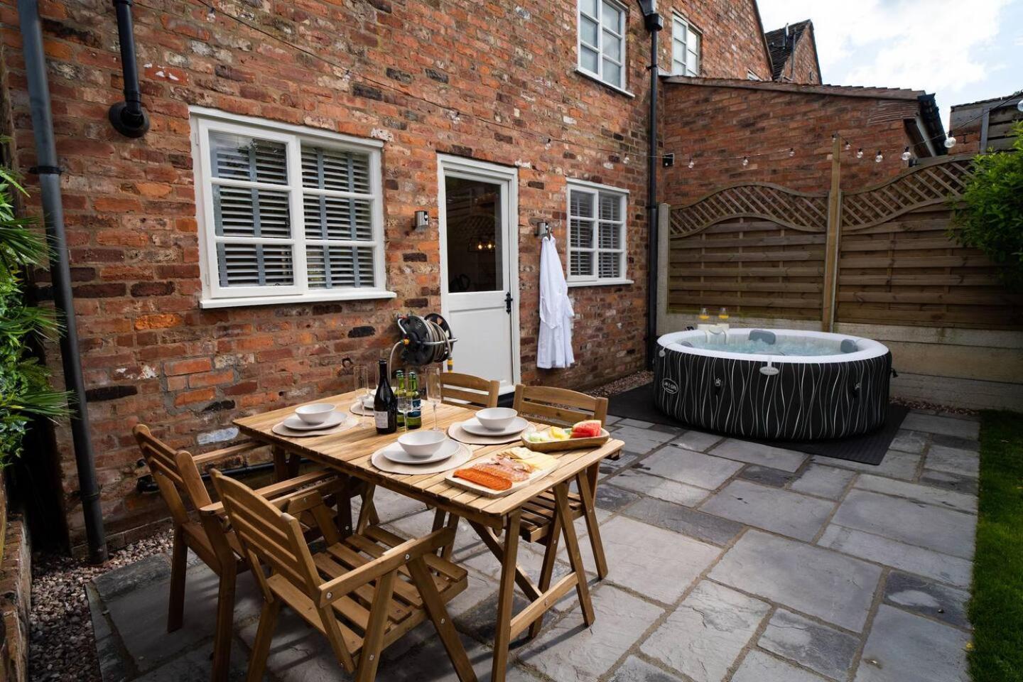 Stylish 2 Bedroom Cottage With Hot Tub And Parking Bewdley Kültér fotó